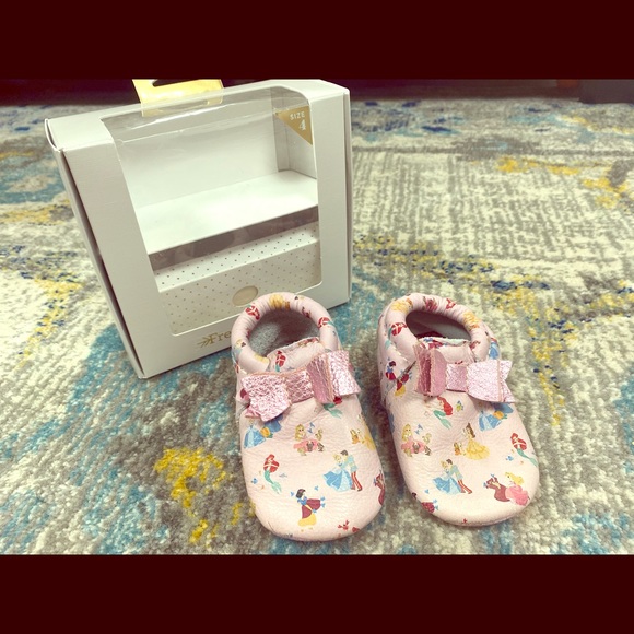 Freshly Picked Princess Bow Mocc. - Picture 1 of 4